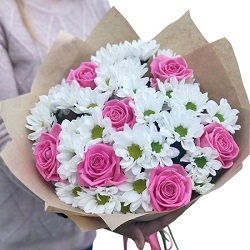 buket-belyih-hrizantem-i-roz-zlata-700x700.jpg